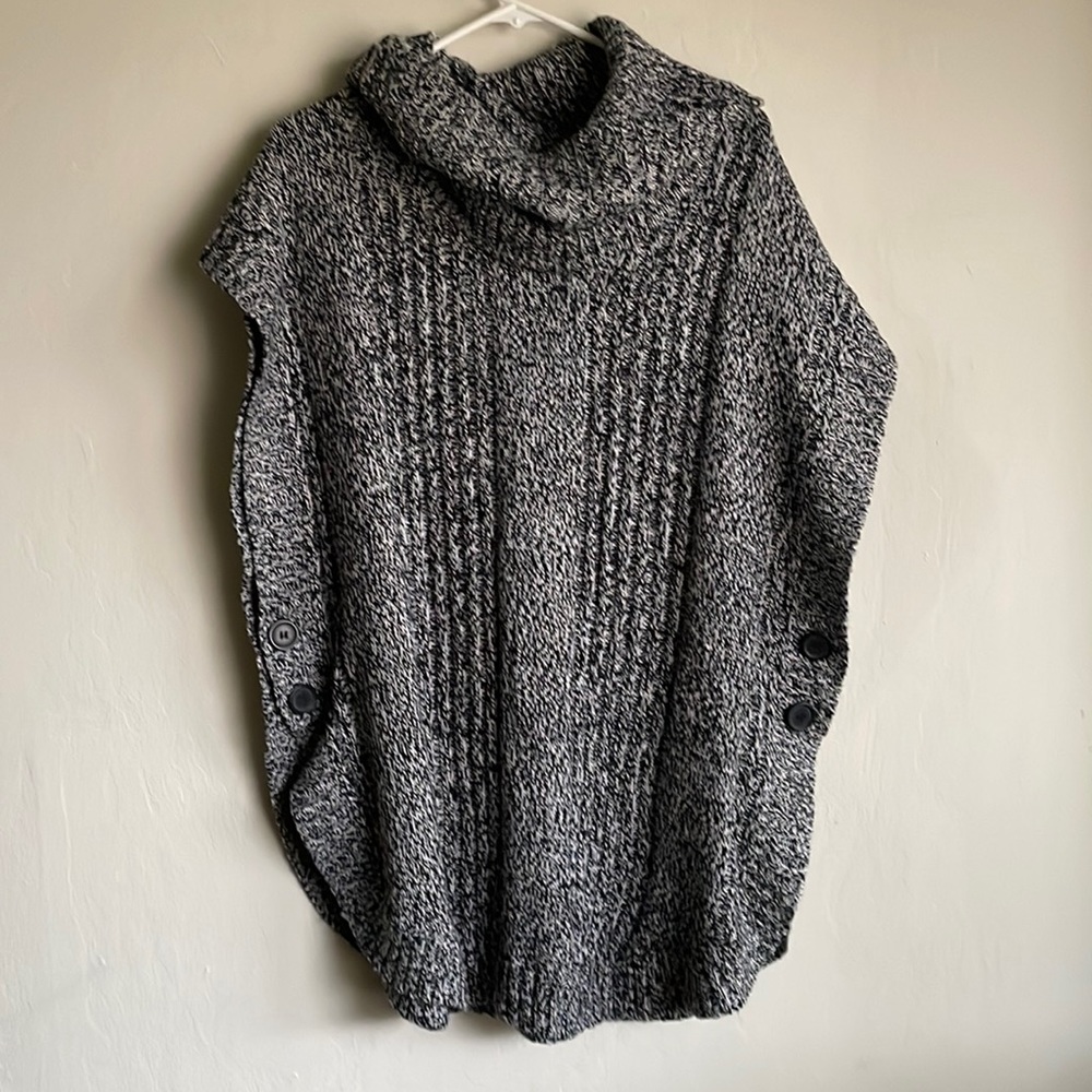 Black and whit Poncho
